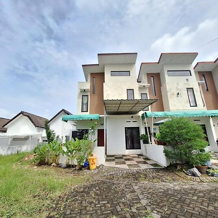 Villa Estetik Di Malang Exterior photo