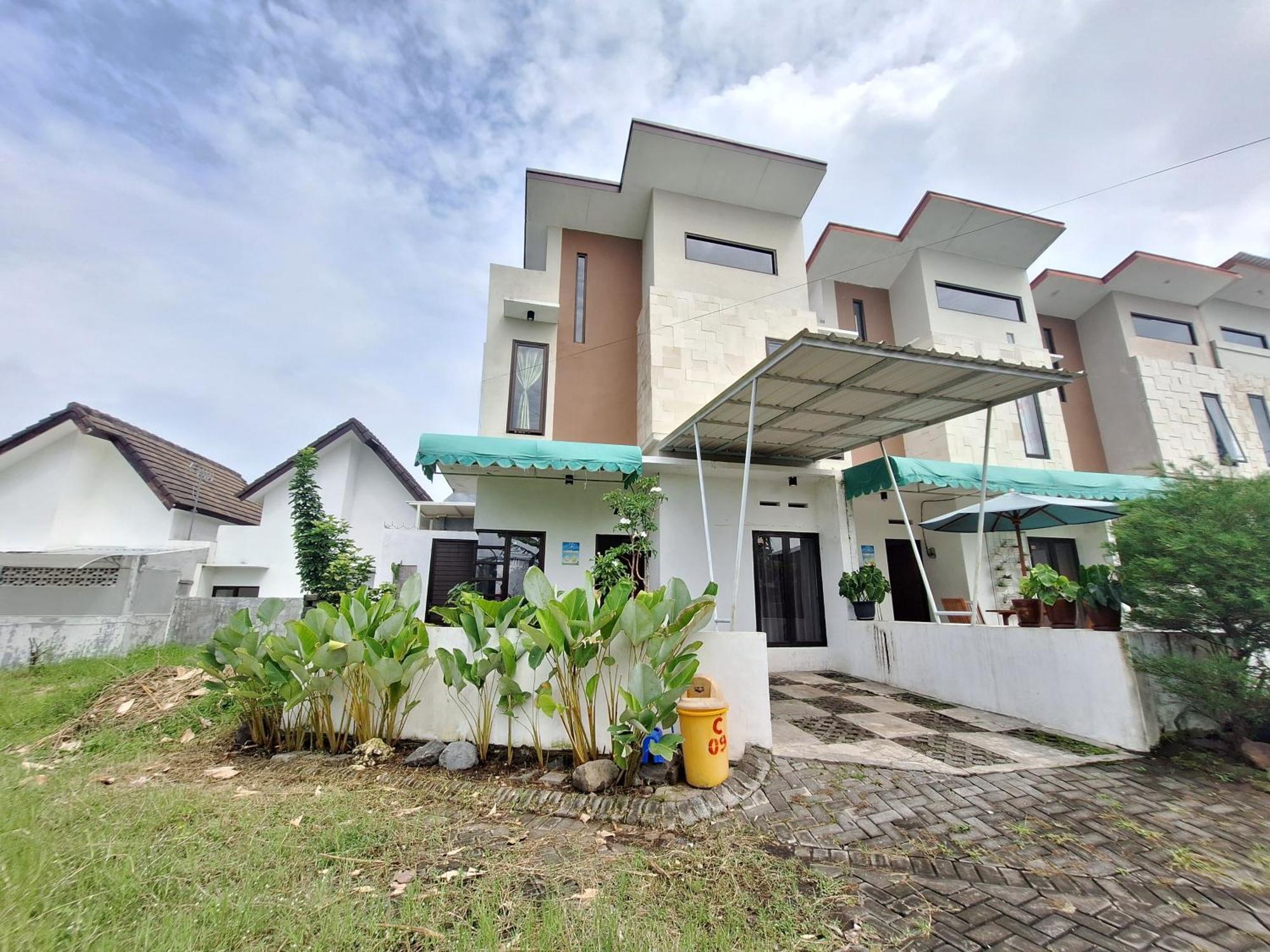 Villa Estetik Di Malang Exterior photo